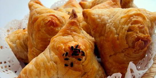 Самса из слоеного теста с курицей