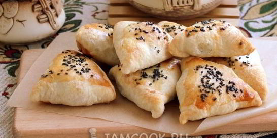 Самса из слоеного теста