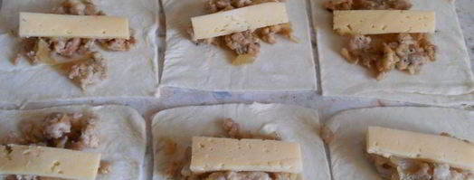 самса слоеная с куриным фаршем и сыром, жареная на сковороде. Шаг 5