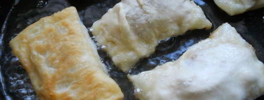 самса слоеная с куриным фаршем и сыром, жареная на сковороде. Шаг 6