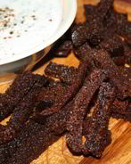 Бородинские сухарики со сметанно-кефирным соусом с чесноком