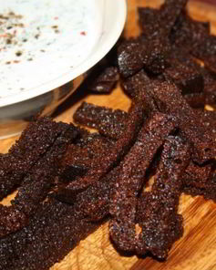 Бородинские сухарики со сметанно-кефирным соусом с чесноком