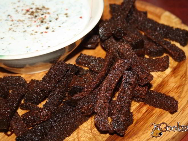 Рецепт бородинских сухариков со сметанно-кефирным соусом с чесноком