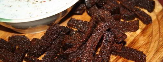 бородинские сухарики со сметанно-кефирным соусом с чесноком. Шаг 6