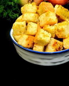 Луковые сухарики к салатам и супам