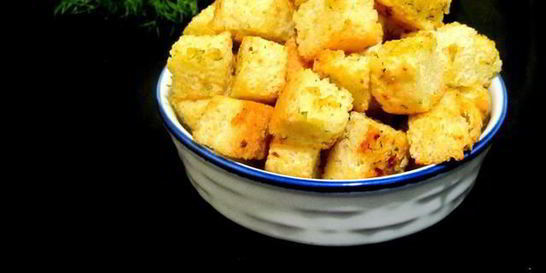 Луковые сухарики к салатам и супам