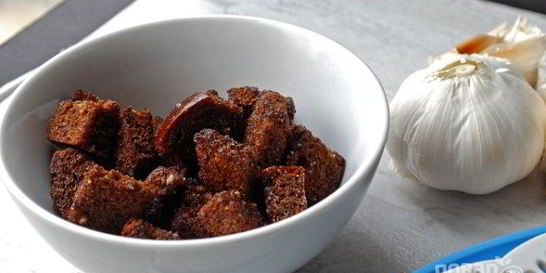 Сухарики из черного хлеба с чесноком