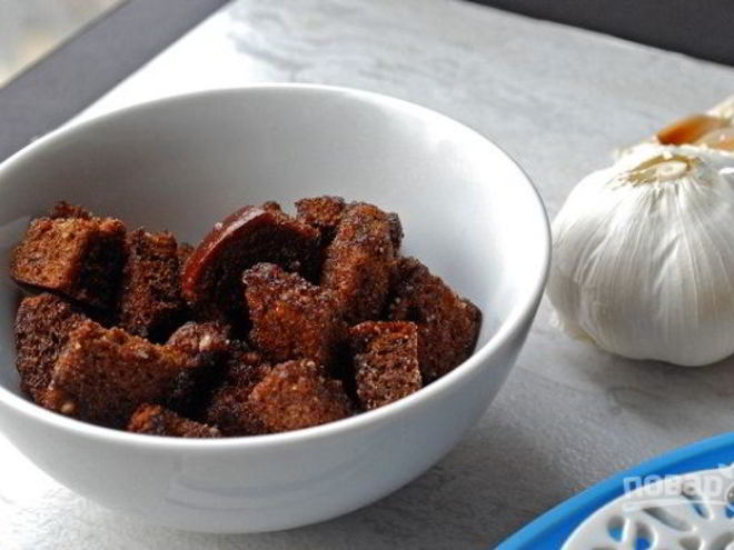 Рецепт сухариков из черного хлеба с чесноком