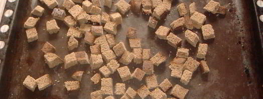 сухарики из черного хлеба со специями и базиликом. Шаг 6