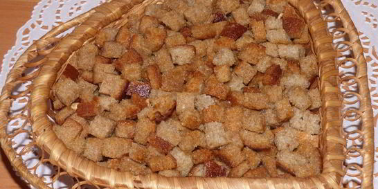 Сухарики из хлеба с чесноком