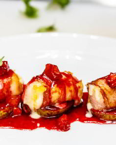 Сулугуни, запеченный в беконе на груше