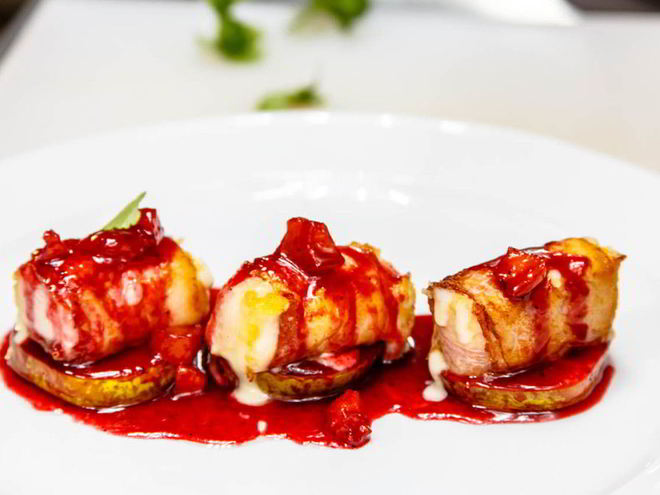 Рецепт сулугуней, запеченный в беконе на груше