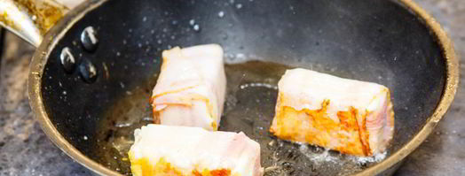 сулугуни, запеченный в беконе на груше. Шаг 5