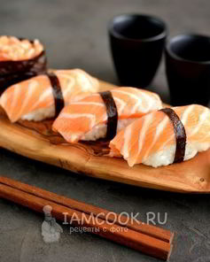 Суши нигири и гунканы с лососем