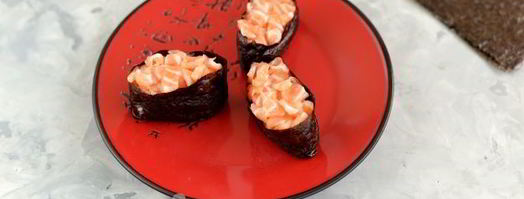 суши нигири и гунканы с лососем. Шаг 13