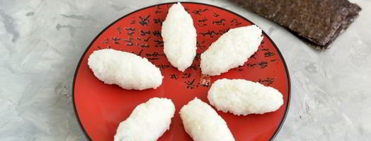 суши нигири и гунканы с лососем. Шаг 9