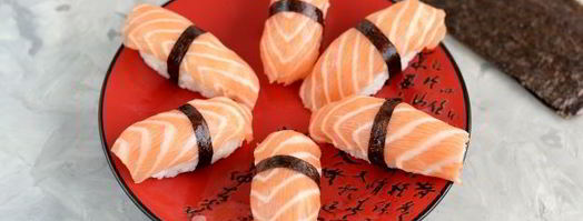 суши нигири и гунканы с лососем. Шаг 11