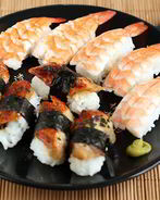 Суши с креветкой, угрем и омлетом