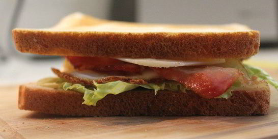 Клаб-сэндвич с беконом, яйцом и сыром