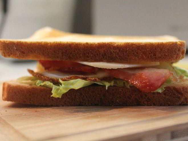 Рецепт клаба-сэндвича с беконом, яйцом и сыром