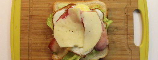 клаб-сэндвич с беконом, яйцом и сыром. Шаг 8