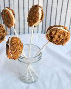 Мини-сэндвичи с овсяным печеньем и коричным мороженым на палочке