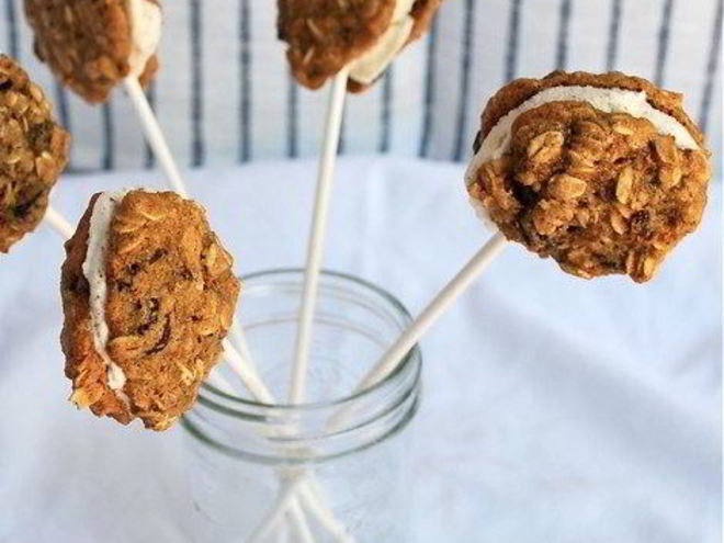 Рецепт мини-сэндвичей с овсяным печеньем и коричным мороженым на палочке