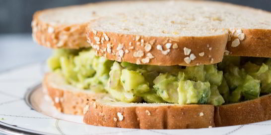 Сэндвич с авокадо и курицей