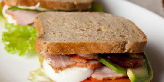 Сэндвич с кобб-салатом