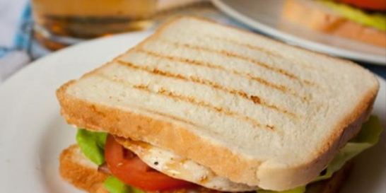 Сэндвич с курицей и беконом