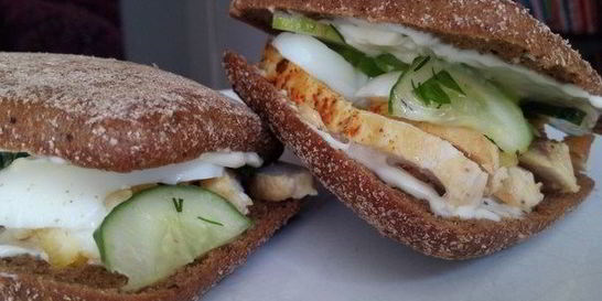 Сэндвич с курицей и яйцом