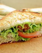 Сэндвич с курицей, помидорами и авокадоз