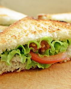 Сэндвич с курицей, помидорами и авокадоз