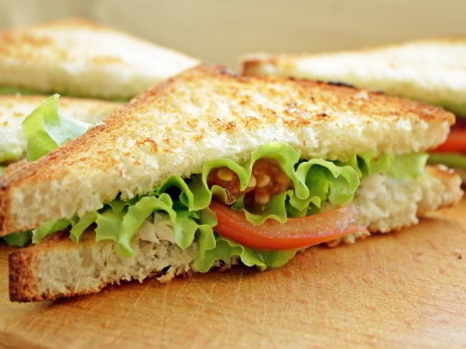 Рецепт сэндвича с курицей, помидорами и авокадоз