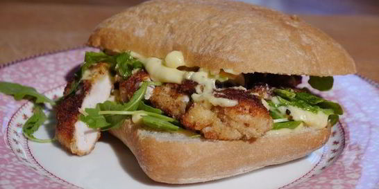 Сэндвич с курицей в сырной корочке