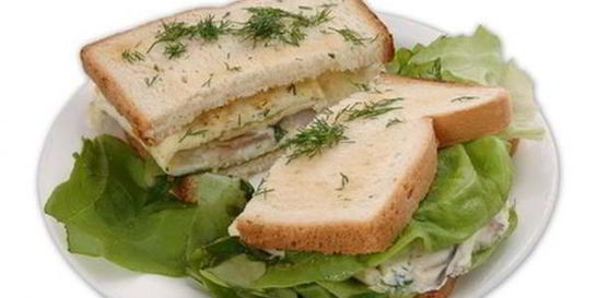 Сэндвич с омлетом из норвежской сельди