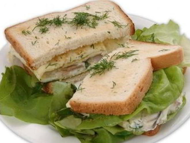 Рецепт сэндвича с омлетом из норвежской сельди