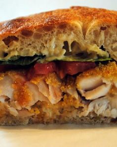 Сэндвич с рыбой и соусом