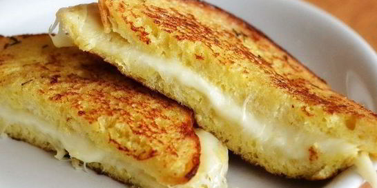 Сэндвич с сыром моцарелла
