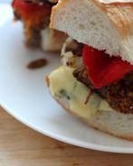 Сэндвич с томленой телятиной, запеченным перцем и дор блю