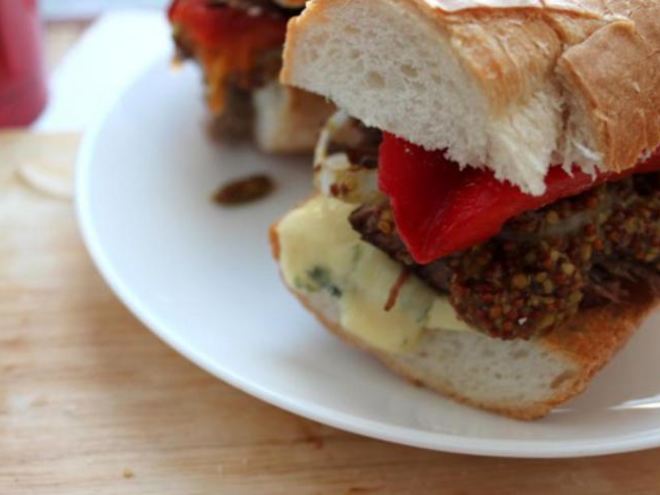 Рецепт сэндвича с томленой телятиной, запеченным перцем и дор блю