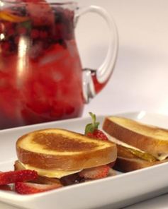 Сэндвичи с фруктами, шоколадом и сыром бри