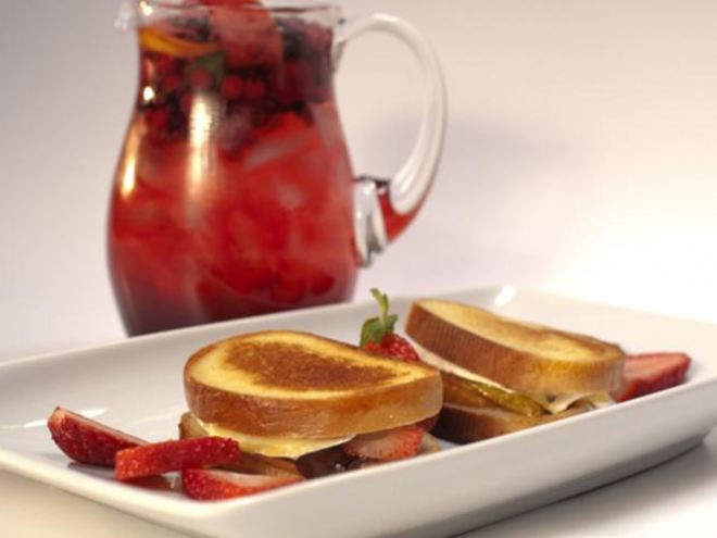 Рецепт сэндвичей с фруктами, шоколадом и сыром бри