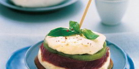 Сэндвичи с моцареллой, маринованным тунцом и зелеными помидорами