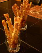 Сырные палочки из слоеного теста