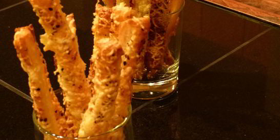 Сырные палочки из слоеного теста