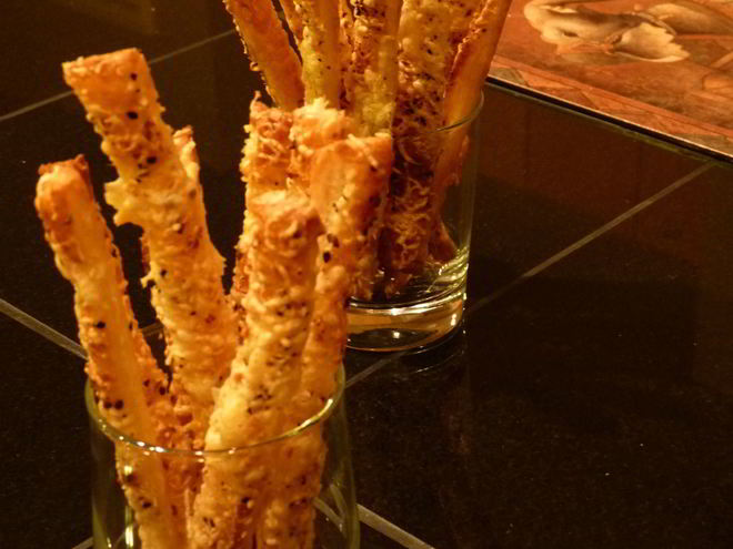 Рецепт сырных палочек из слоеного теста