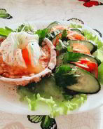 Ржаные тарталетки с паштетом из тунца и яйцом пашот