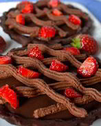 Шоколадные тарталетки с клубникой