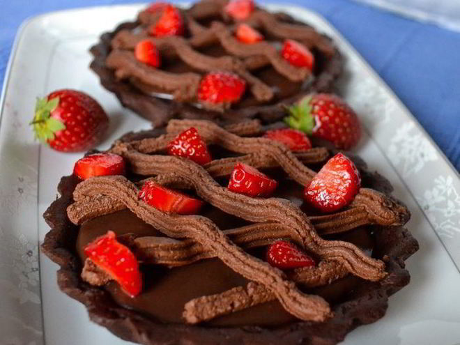 Рецепт шоколадных тарталеток с клубникой